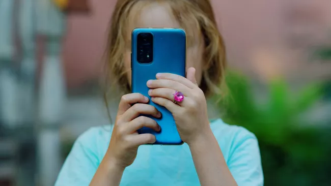 Holčička s mobilem