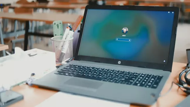 Laptop HP se zamčenou obrazovkou