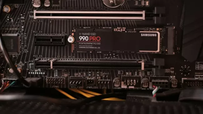 Detail na instalovaný SSD disk ve stolním PC