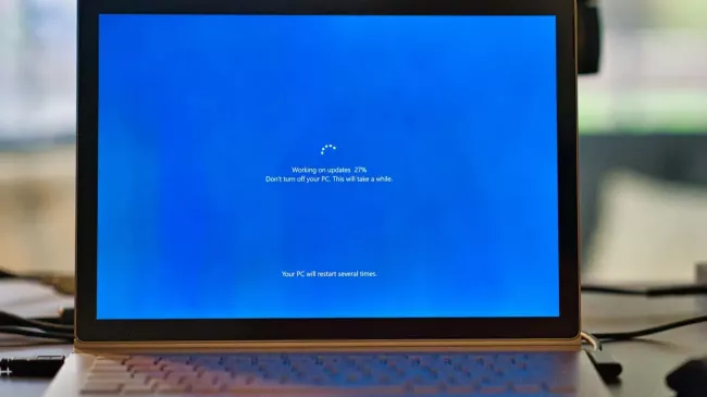 Obrazovka s probíhající aktualizací Windows