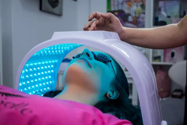 LED masky našly využití v dermatologii, nyní se ale přesouvají i do dalších oborů v medicíně.