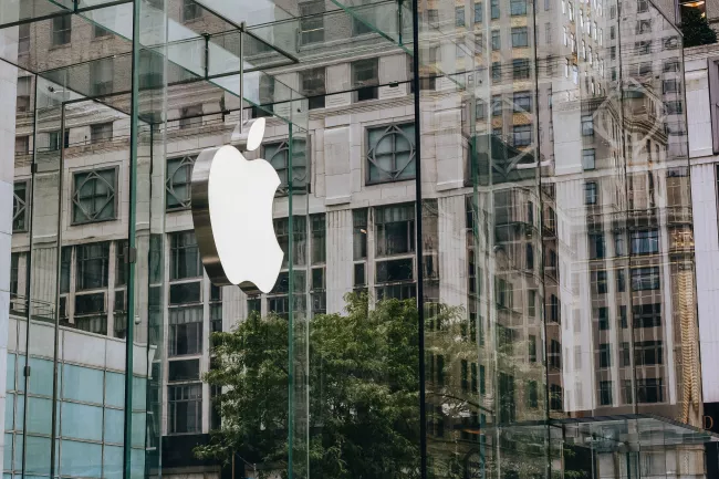 Logo Apple na prosklené budově.