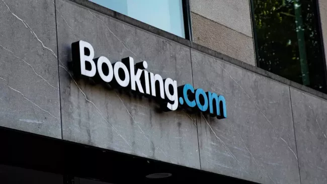 Logo Booking.com na stěně budovy