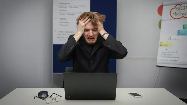 Zoufalý uživatel u svého laptopu