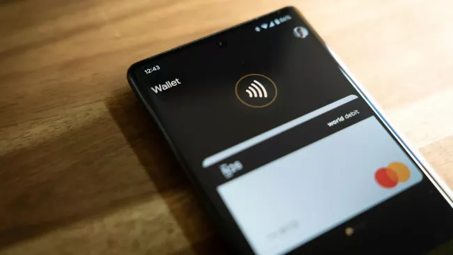 Smartphone na kterém je aplikace Google Peněženka