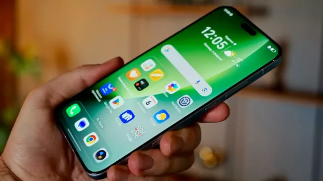 Uživatel drží v ruce smartphone Honor
