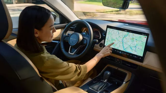 Interiér vozu Mazda CX-5 s dotykovým displejem.