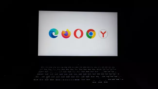 Přehled log browserů na displeji laptopu