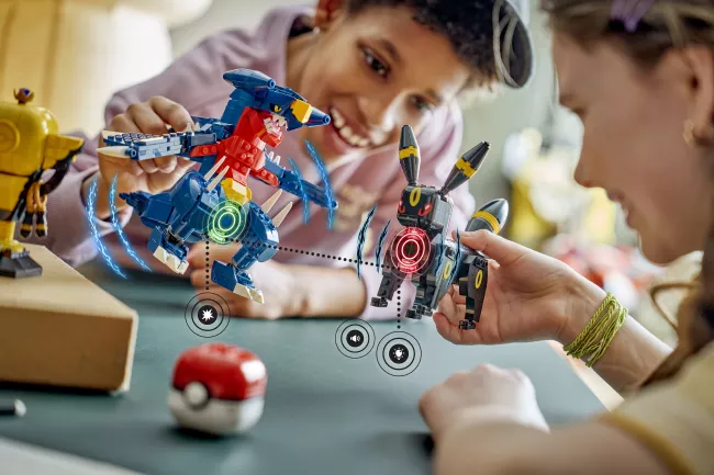 Dvě děti si hrají se stavebnicemi Lego Pokémon.