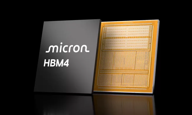 Produktová fotografie paměťového čipu Micron HBM4 na černém pozadí.