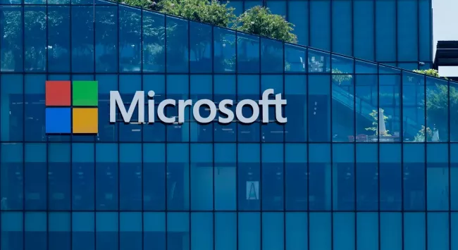 Logo Microsoft na budově