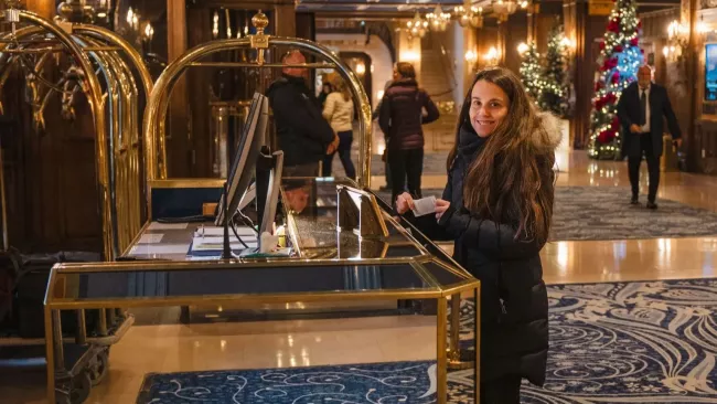 Mladá žena na recepci hotelu