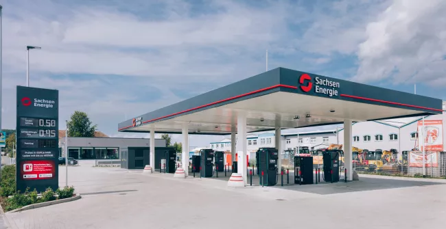 Nabíjecí stanice pro elektromobily v Pirně.