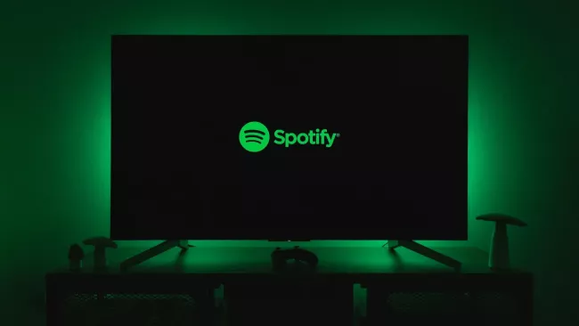 Logo Spotify na obrazovce televizoru