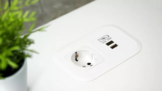 Box se síťovou zásuvkou a dvěma USB