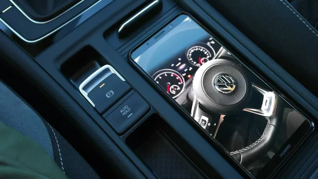 Ovladač parkovací brzdy ve voze VW