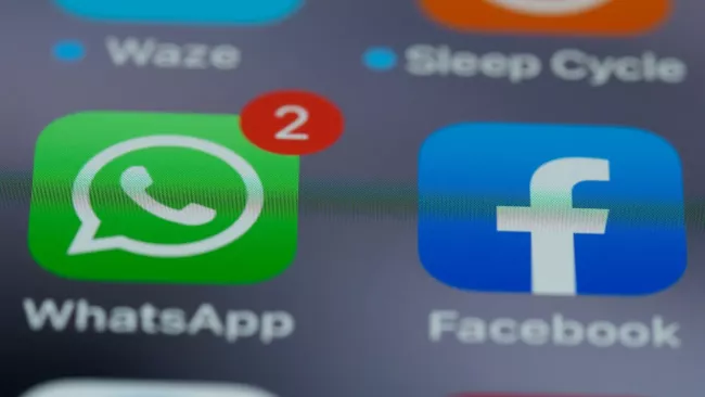 Logo WhatsApp s indikací počtu přijatých zpráv na displeji smartphonu