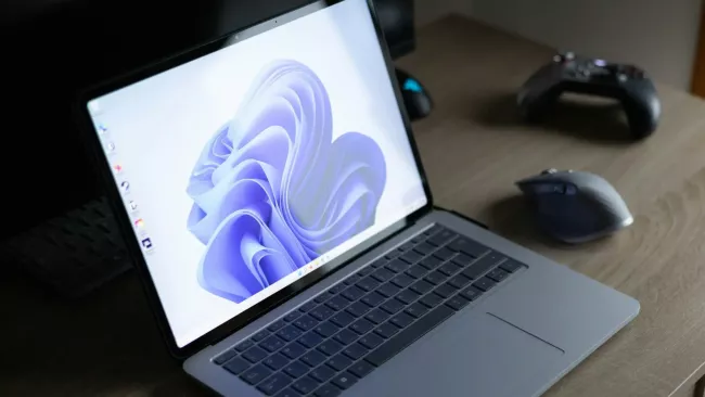 Laptop s motivem Windows 11 na displeji