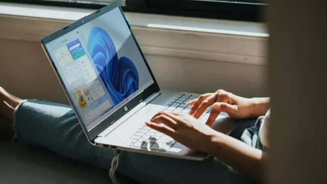 Uživatelka laptopu s Windows 11