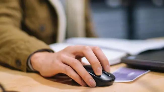 Uživatel pracuje s bezdrátovou myší