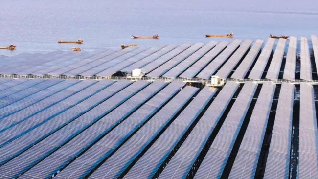 Čínské technologické centrum je kombinací solární elektrárny, bateriového úložiště a výroby vodíku.