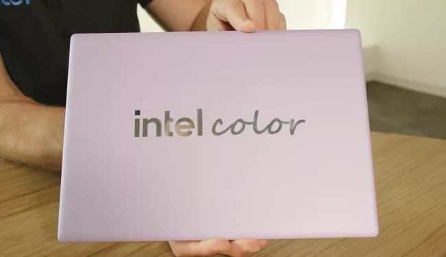 Smartphony dobývají notebooky. Apple roztočil kolotoč a Intel chce zazářit se světluškou