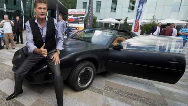 Seriál Knight Rider se proslavil i díky mluvícímu vozu se jménem KITT.