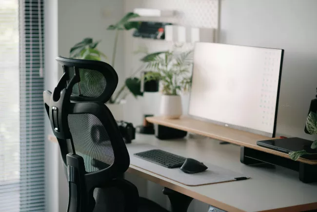 Jak si zařídit domácí pracovnu, aby netrpěla záda ani oči
