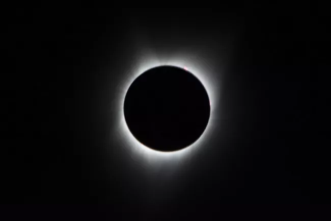Solární korona viditelná při zatmění Slunce.