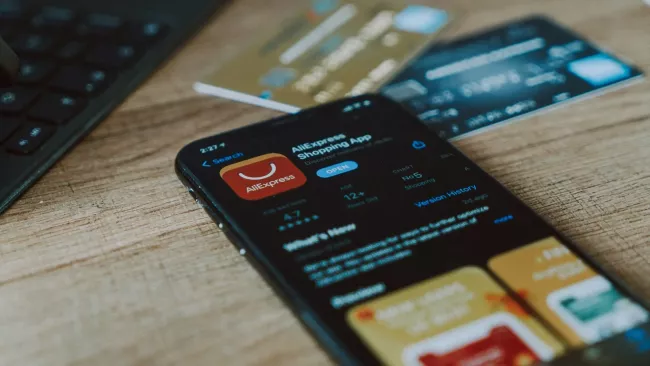 Aplikace AliExpress na displeji mobilu