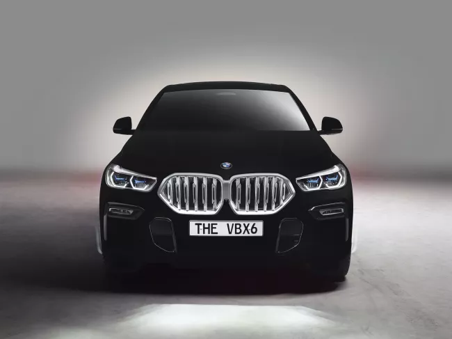 BMW s ultra-černým lakem.