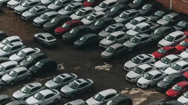 Odstavená vozidla na velkém parkovišti