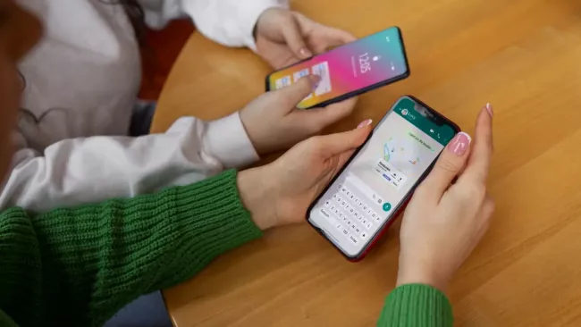 Uživatelky s mobilními telefony v rukou