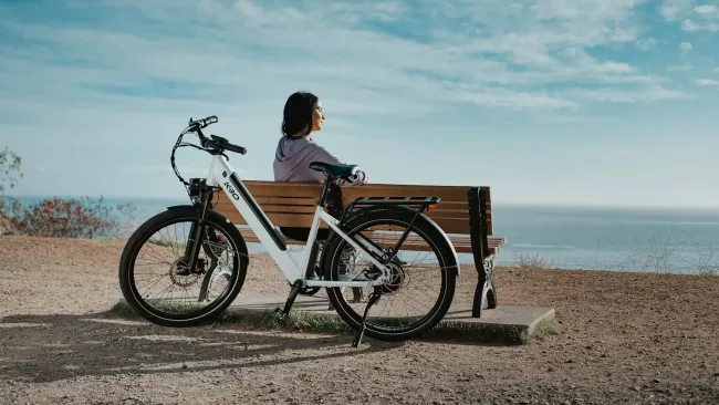 Cyklistka odpočívá na pláži
