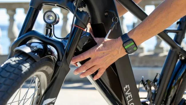Cyklista mění baterii na elektrokole