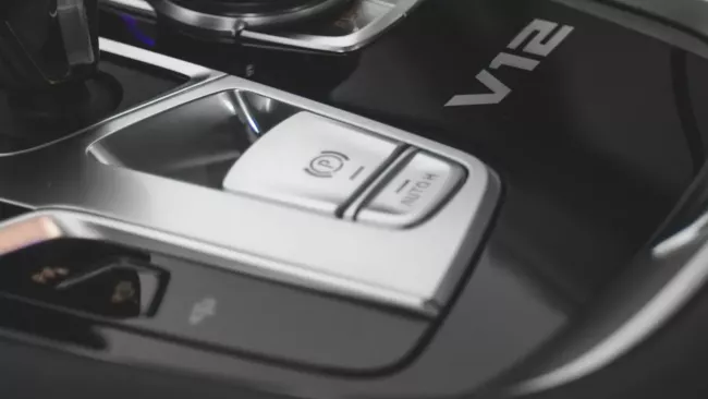 Ovladač elektronické parkovací brzdy ve vozidle