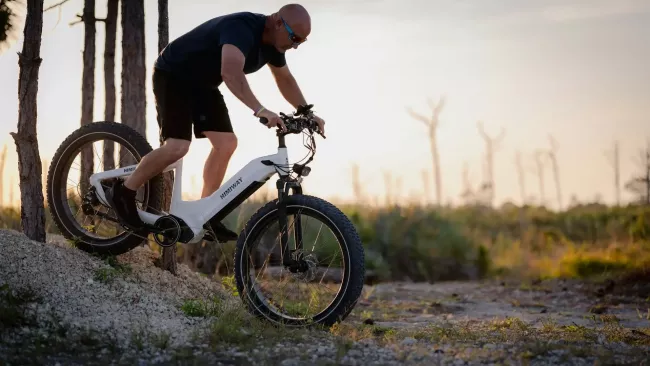 Cyklista na elektrokole v terénu