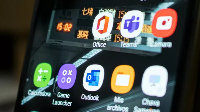 Detail na domovskou obrazovku Androidu s ikonami aplikací