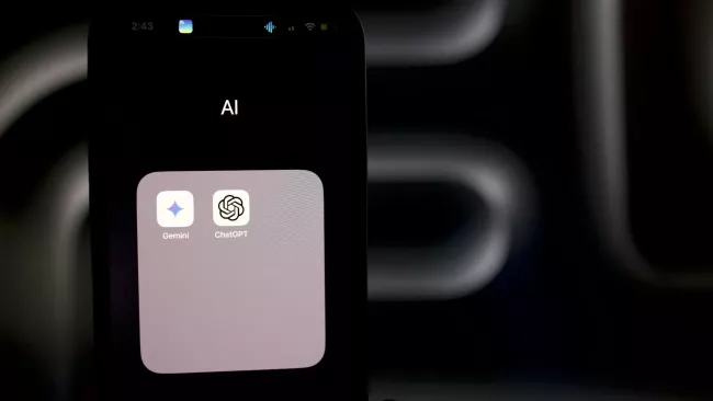 Ikony Gemini a Chatu GPT na displeji smartphonu