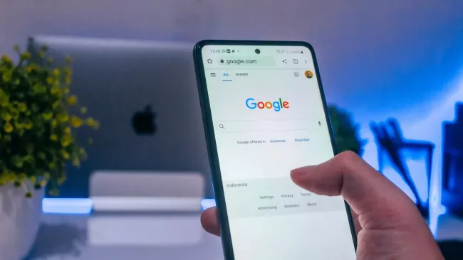 Domovská stránka Google.com na displeji smartphonu