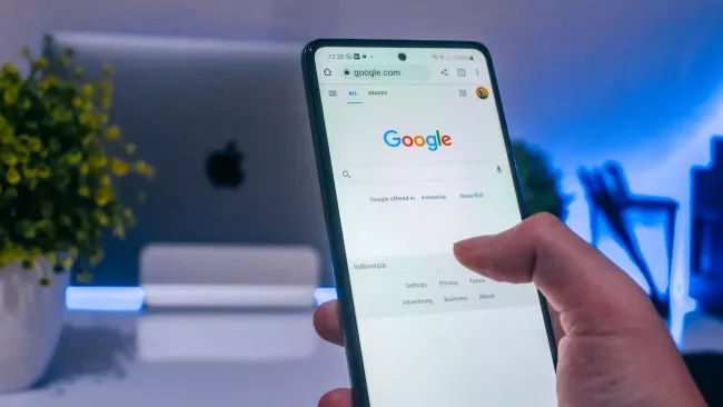 Logo Google na displeji mobilu