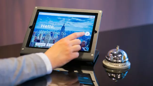 Tablet na hotelové recepci