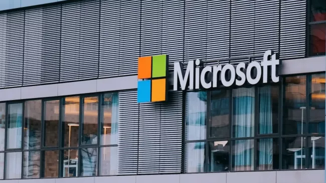 Logo Microsoftu na zdi budovy