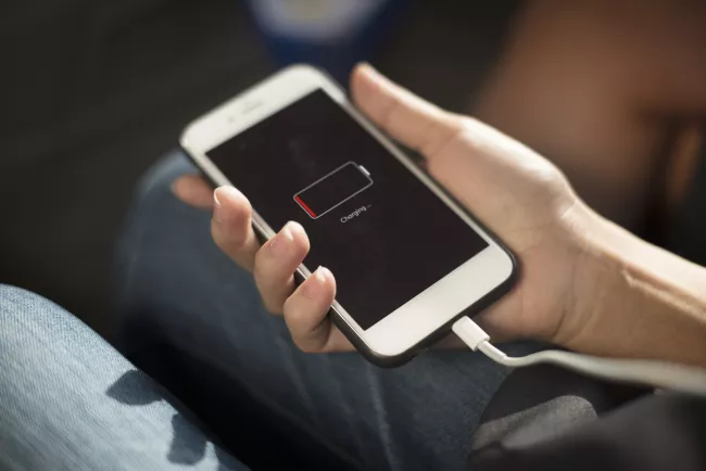 Je bezpečné používat mobil při nabíjení? Odpověď není tak jednoznačná