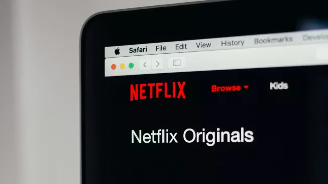 Detail Netflixu na monitoru macu