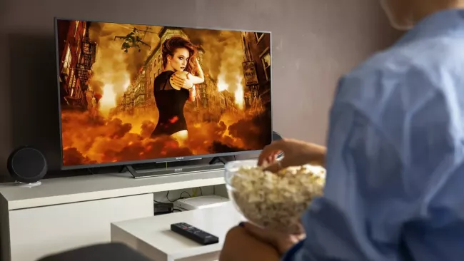 Uživatel sleduje televizor