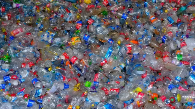 PET lahve připravené k recyklaci