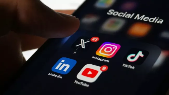 Ikony sociálních médií na domácí obrazovce mobilu
