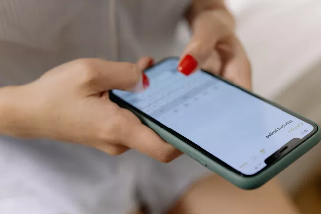 Psaní zprávy na telefonu.