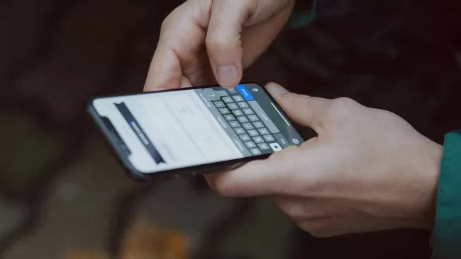 Uživatel píše SMS